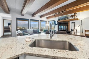 Shared kitchen - The Plaza Condominiums, A Vail Resorts Property (Crested Butte)
