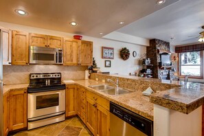 Room, 3 Bedrooms (Black Bear, 3 Bath 4 Peak) | Private kitchen | Full-size fridge, microwave, oven, stovetop