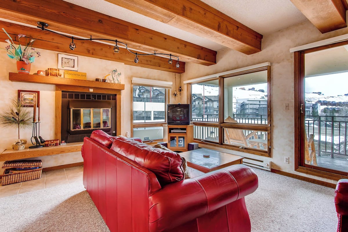 Room, 2 Bedrooms (Plaza, 2 Bath 3 Peak) | Living area | TV