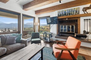 Plaza: 3 Bedroom 3 Bath 4 Peak | Living area