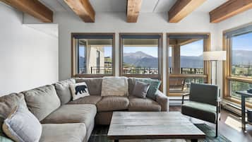 Plaza: 3 Bedroom 3 Bath 4 Peak | Living area | TV