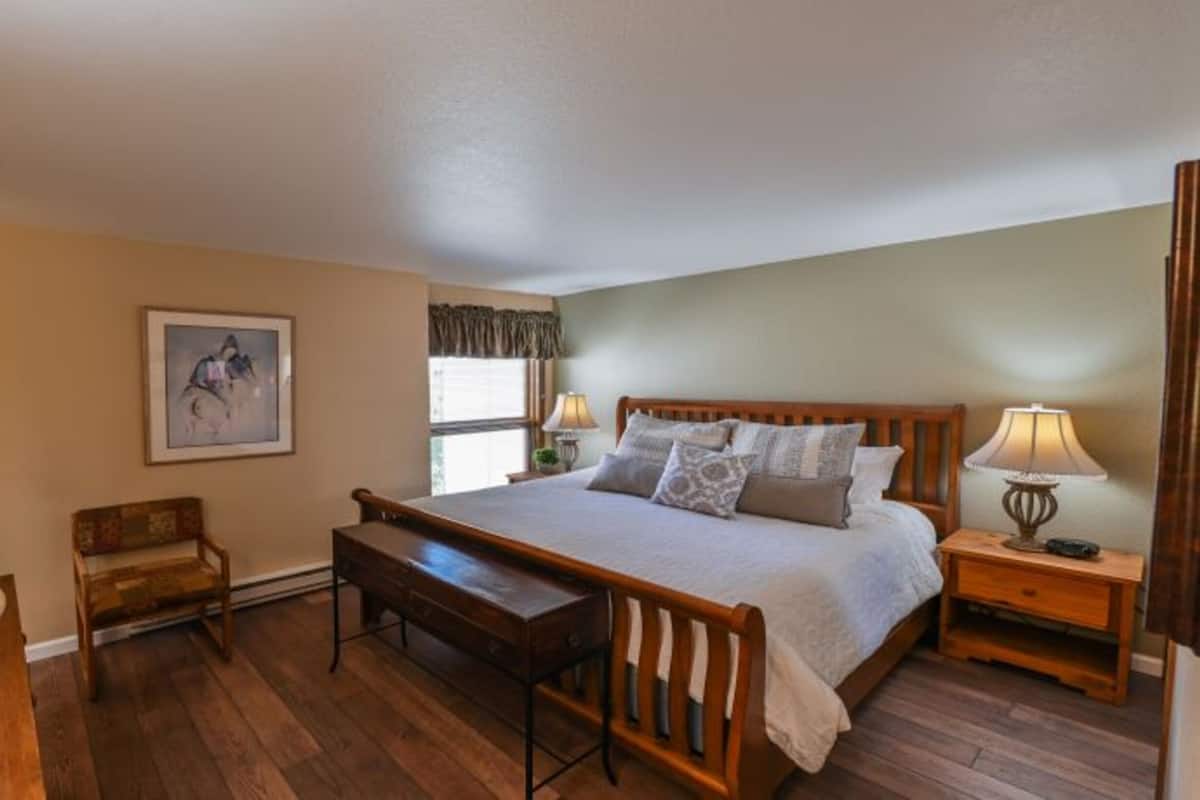 Plaza: 3 Bedroom 3 Bath 4 Peak | Individually decorated, individually furnished, iron/ironing board