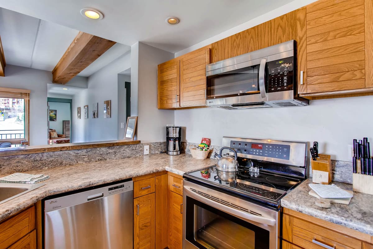 Full-size fridge, microwave, oven, stovetop