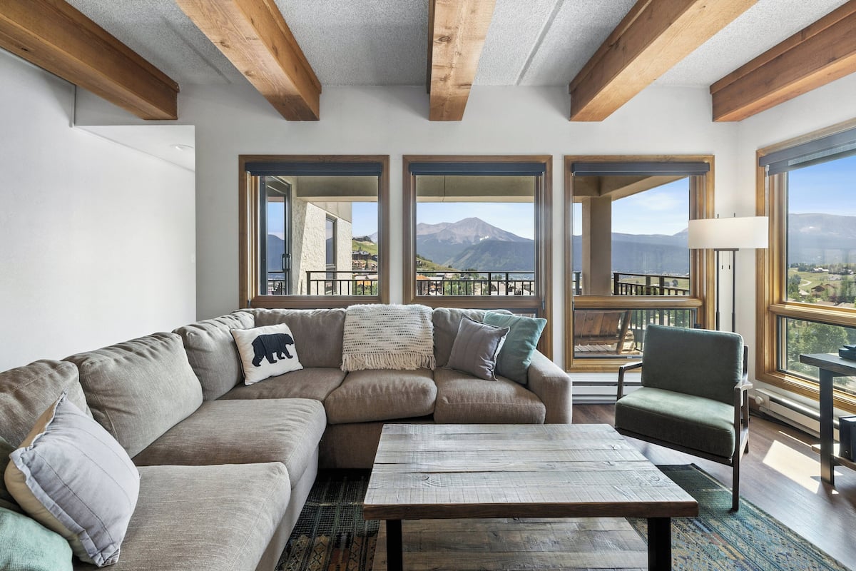 Plaza: 3 Bedroom 3 Bath 4 Peak | Living area