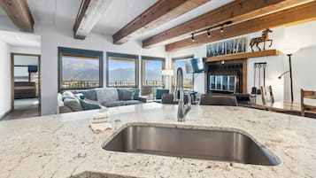 Plaza: 3 Bedroom 3 Bath 4 Peak | Shared kitchen | Full-size fridge, microwave, oven, stovetop