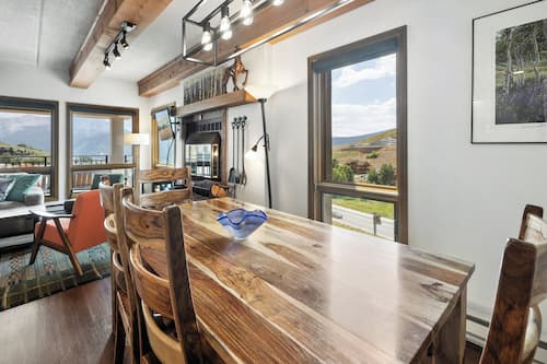 Plaza: 3 Bedroom 3 Bath 4 Peak | Restaurant | Lunch and dinner served