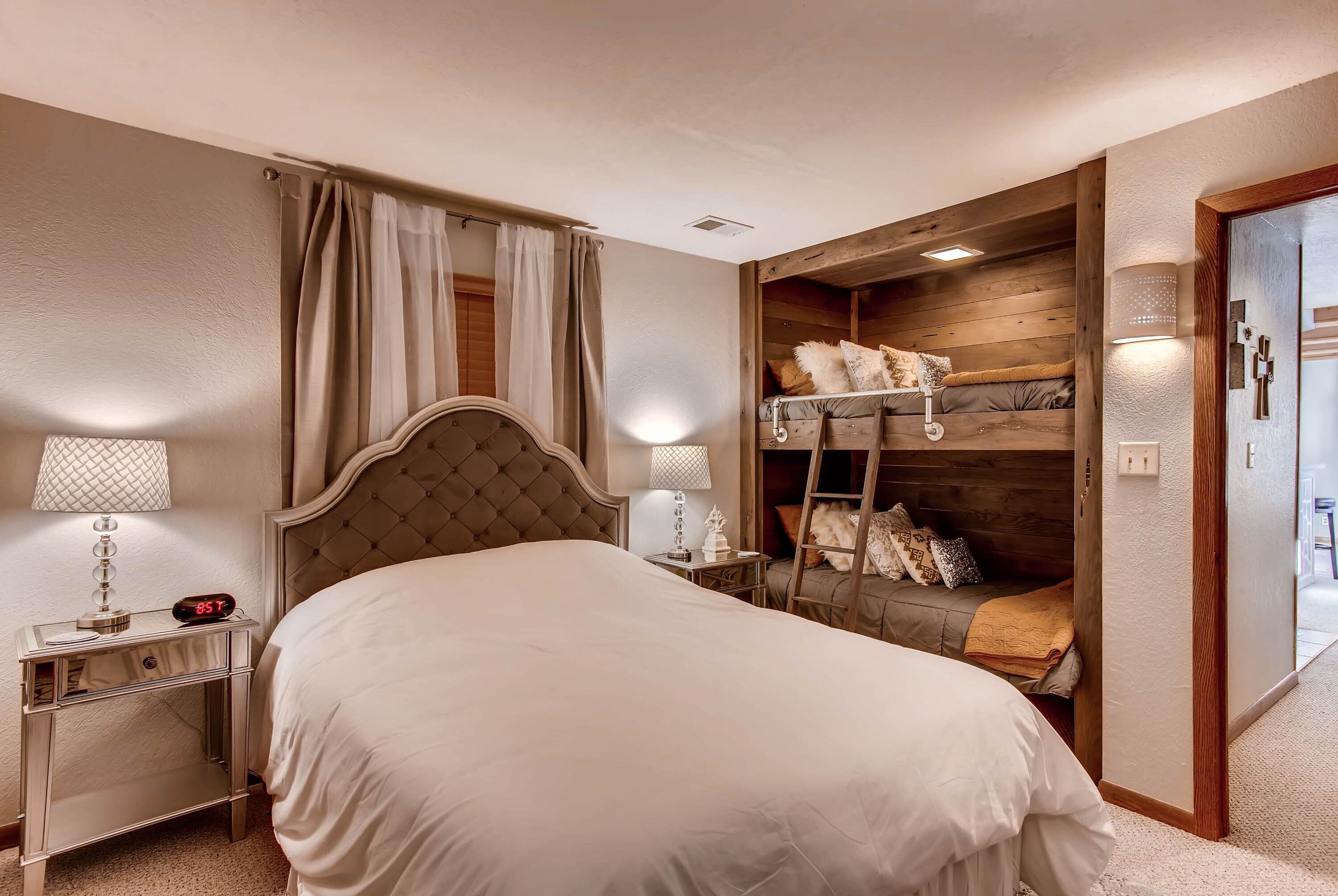 Habitación, 2 habitaciones (Plaza, 2 Bath 4 Peak) | Decoración personalizada y muebles diferentes 