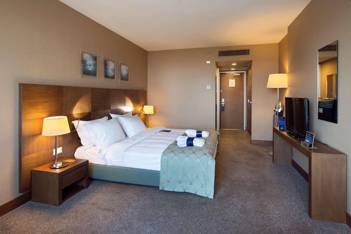 Hochwertige Bettwaren, Daunenbettdecken, Minibar, Zimmersafe