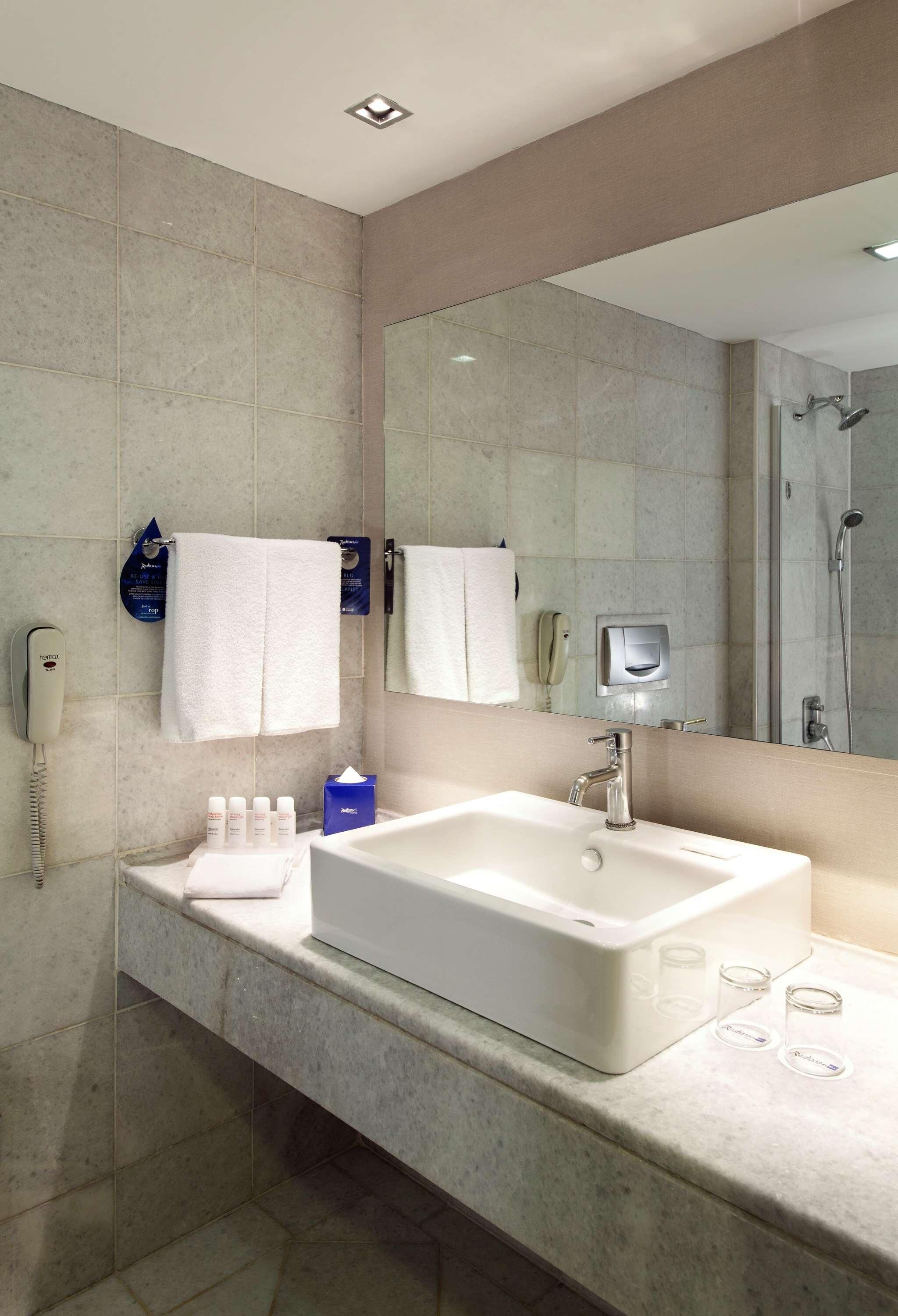 淋浴/盆浴组合、深泡浴缸、免费洗浴用品、吹风机