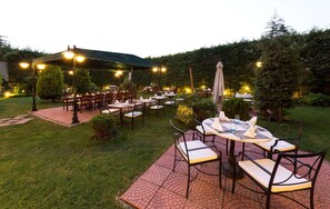 Déjeuner, dîner et souper servis sur place