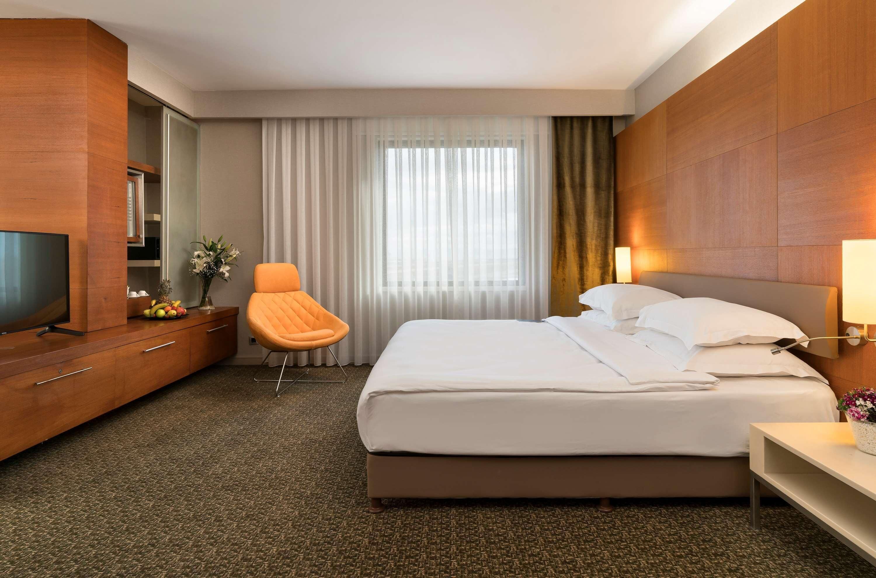 高档床上用品、羽绒被、迷你吧、客房内保险箱