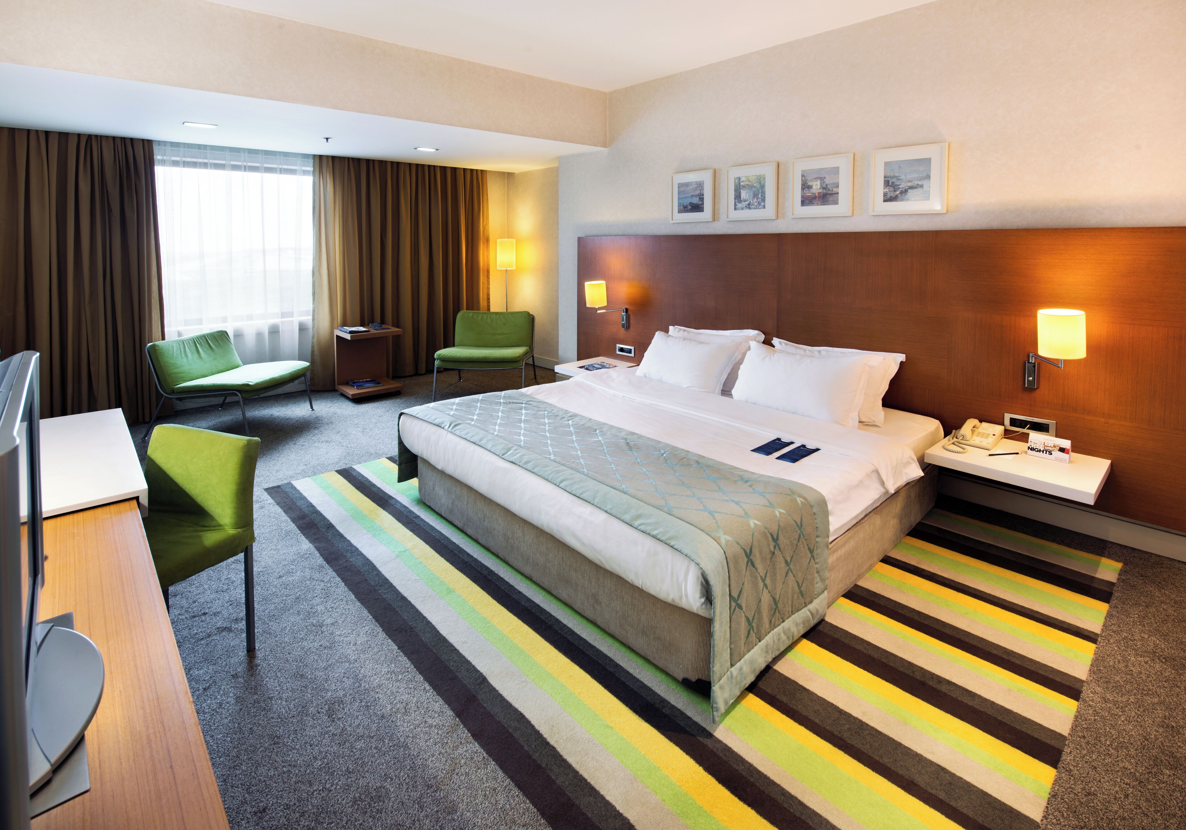 高档床上用品、羽绒被、迷你吧、客房内保险箱