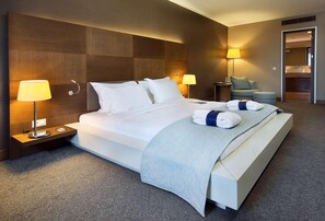 Premium bedding, down duvets, minibar, in-room safe - BH Conference & Airport Hotel, Istanbul (Istanbul)