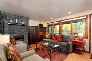 Deluxe Room, Berbilang Katil | Ruang tamu | Pendiangan, pemain DVD