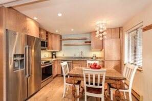 Deluxe Room, Berbilang Katil | Dapur peribadi | Peti sejuk, ketuhar gelombang mikro, pembancuh kopi/teh