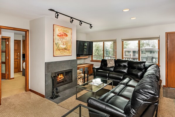 Deluxe Room, Berbilang Katil | Ruang tamu | Pendiangan, pemain DVD