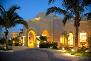 Fachada de la propiedad por la tarde o noche