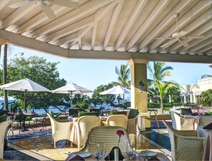 5 restaurants, breakfast, lunch, dinner served; international cuisine 