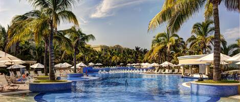 3 piscines extérieures, cabanons gratuits, parasols de plage