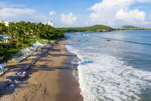 Private beach, free beach cabanas, sun loungers, beach towels