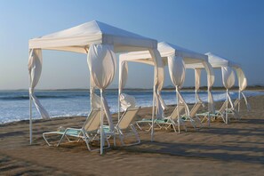 Plage privée, cabana (gratuite), chaise longue, serviettes de plage