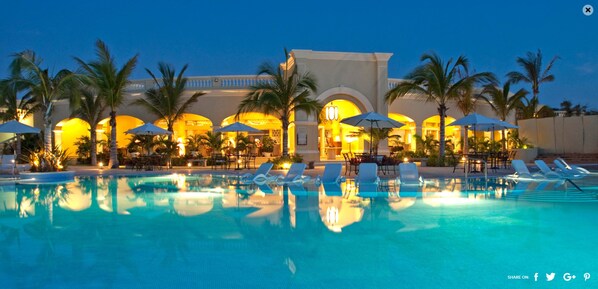 5 restaurants; breakfast, lunch, and dinner served