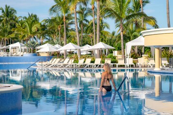 3 piscines extérieures, cabanons gratuits, parasols de plage