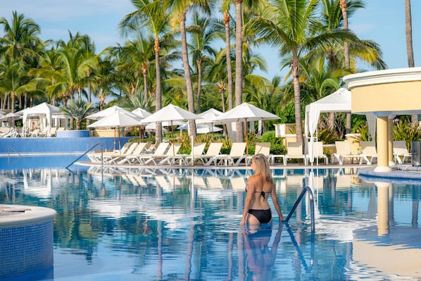 3 piscines extérieures, cabanons gratuits, parasols de plage