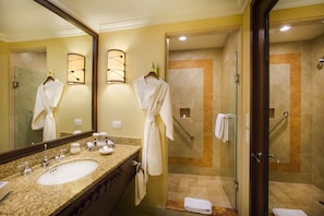 Ilmaiset hygieniatuotteet, hiustenkuivaaja, kylpytakit, pyyhkeet