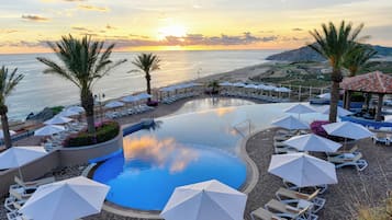 6 piscinas al aire libre, sombrillas, sillones reclinables de piscina
