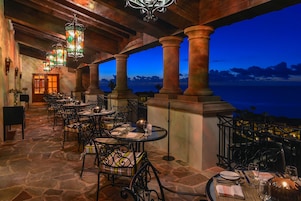 5 restaurantes; se sirve desayuno, almuerzo y cena; cocina internacional