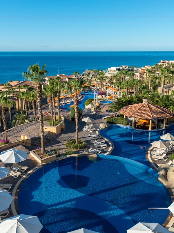 6 outdoor pools, pool umbrellas, sun loungers