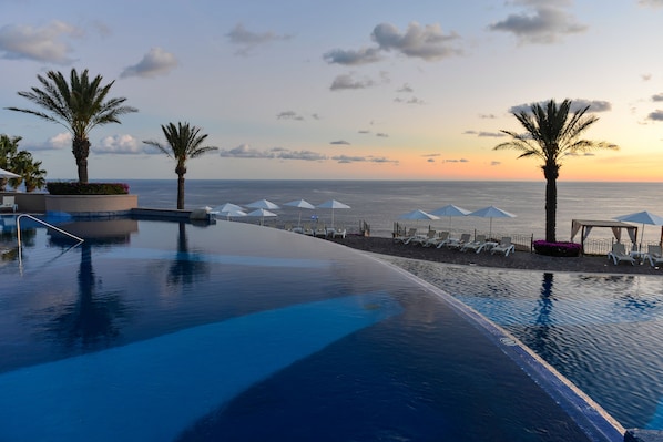 6 piscines extérieures, parasols de plage, chaises longues