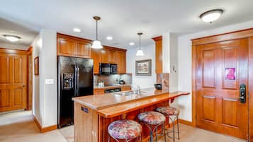 Condo, 1 habitación, para no fumadores | Cocina privada | Refrigerador con congelador y lavavajillas