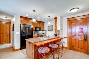 Διαμέρισμα (Condo), 1 Υπνοδωμάτιο, Μη Καπνιστών | Ιδιωτική κουζίνα | Ψυγείο κανονικού μεγέθους, πλυντήριο πιάτων