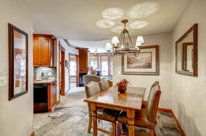 Free WiFi, bed sheets - Copper One at Center Village by Copper Mountain Lodging (Copper Mountain)