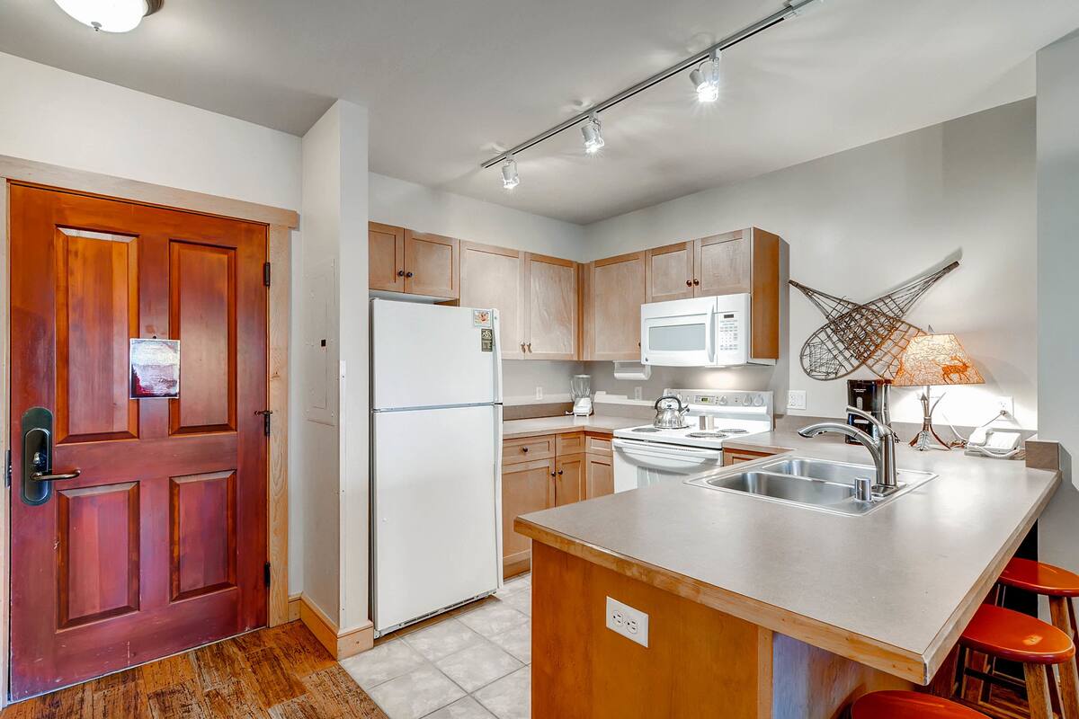Condo, 2 Bedrooms, Non Smoking | Private kitchen | Coffee/tea maker, full-sized fridge, microwave, oven