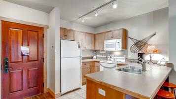 Condo, 2 Bedrooms, Non Smoking | Dapur peribadi | Peti sejuk/penyejuk beku saiz penuh, ketuhar gelombang mikro, ketuhar