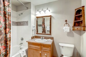 Condo, 1 Bedroom, Non Smoking | Bathroom | Towels