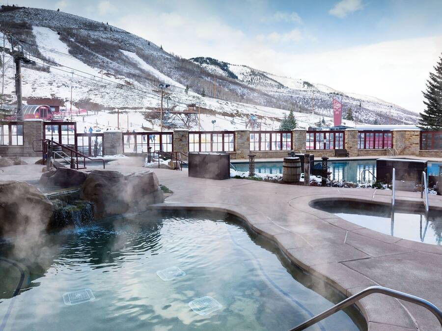 Un espace spa doté de bains à remous et offrant une vue sur les montagnes.