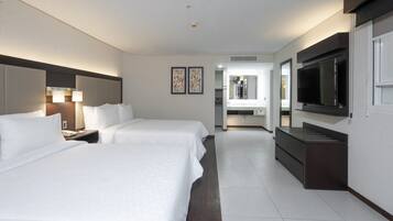 Habitación estándar, 2 camas Queen size | Ropa de cama de alta calidad y caja de seguridad en la habitación