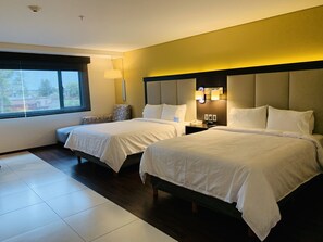 Habitación estándar, 2 camas de matrimonio | Ropa de cama de alta calidad, caja fuerte, escritorio y cortinas opacas