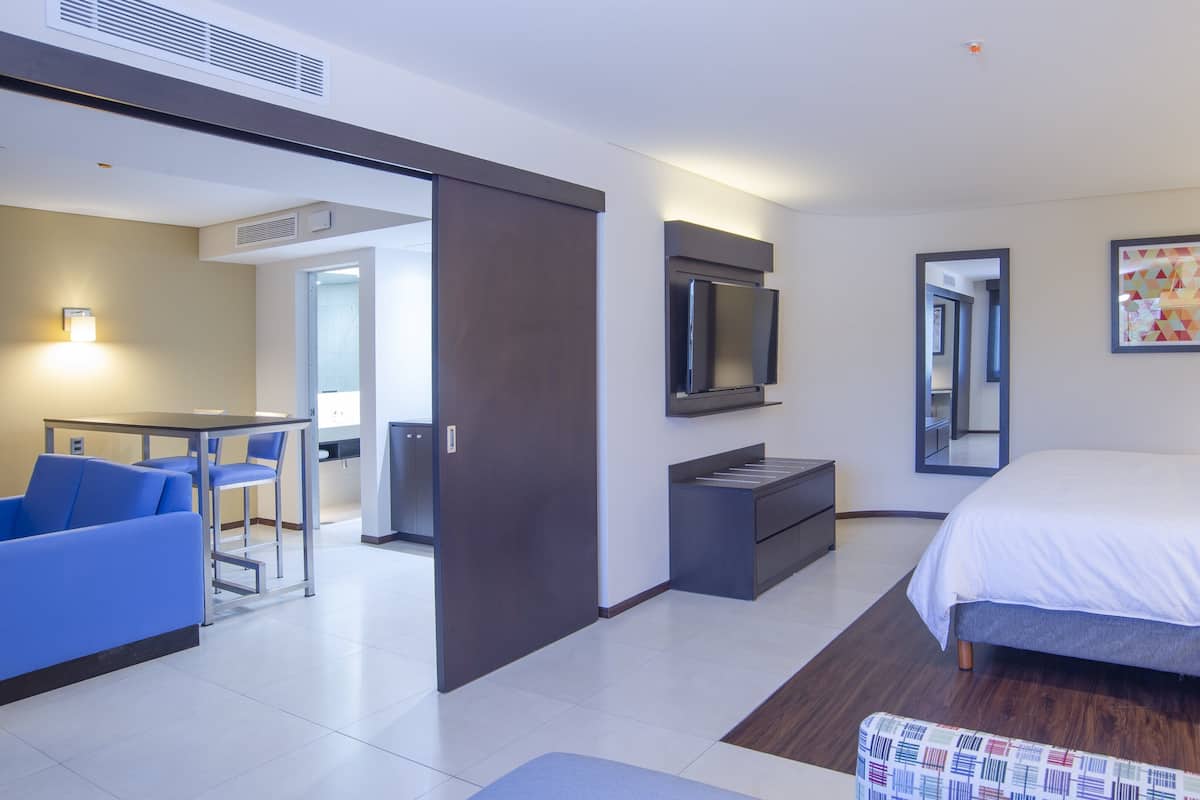 Premium bedding, in-room safe, desk, blackout drapes