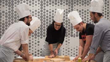 Un groupe de chefs dans une cuisine, en train de préparer des plats.