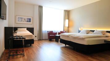 Familienzimmer | Seprai antialergi, minibar, brankas, dan meja kerja