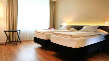 Allergikerbettwaren, Minibar, Zimmersafe, Schreibtisch