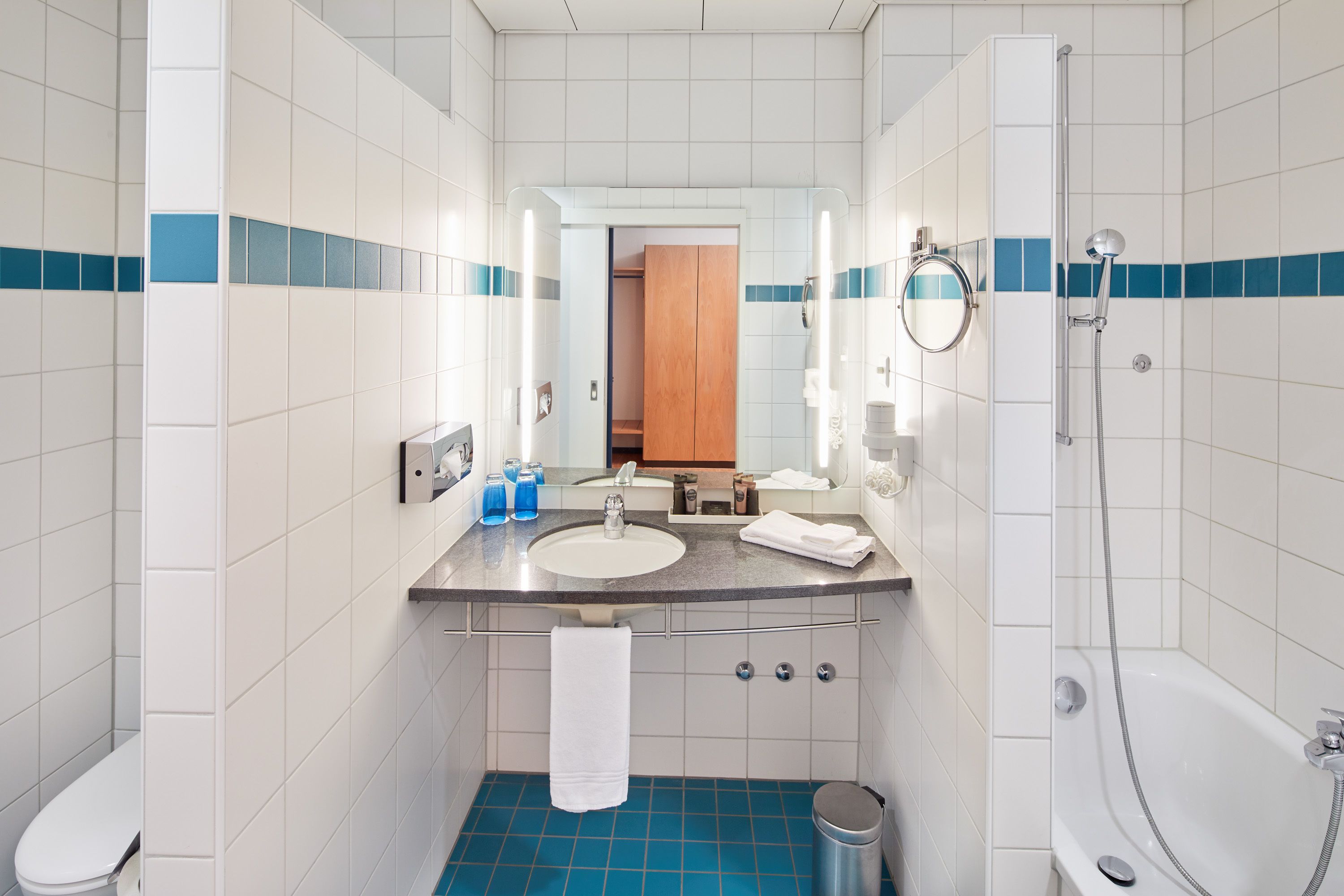 Quarto solteiro superior (AC) | Banheiro | Produtos de toalete biodegradáveis, secador de cabelo, chinelos 