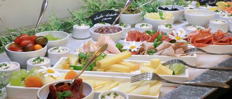 Desayuno buffet diario (CHF 29 por persona)