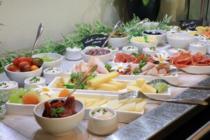 Café da manhã com buffet todos os dias mediante uma taxa