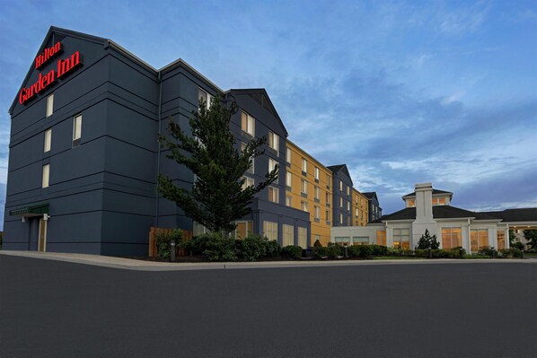A multi-story Hilton Garden Inn with a modern design, featuring a prominent entrance and a parking lot in front. - Hilton Garden Inn Allentown Bethlehem Airport (Allentown)